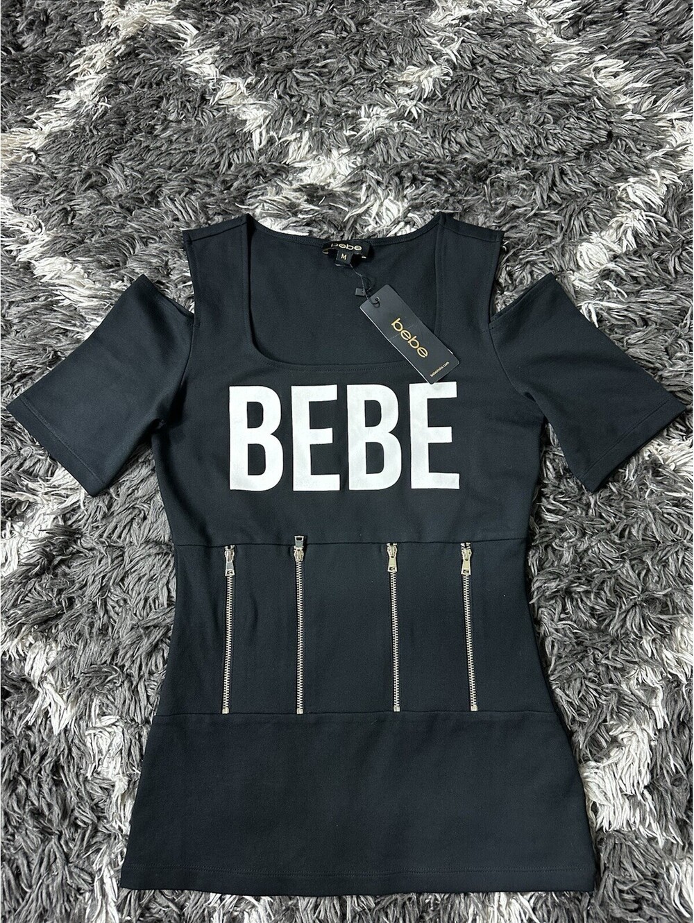 NWT Bebe Womens Cold Shoulder Logo Graphic Top Black Size M Front Zippers
